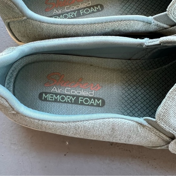 Skechers Women’s Size 8 Gray Memory Foam Slip Ons Bow Comfort Shoes - Picture 3 of 6